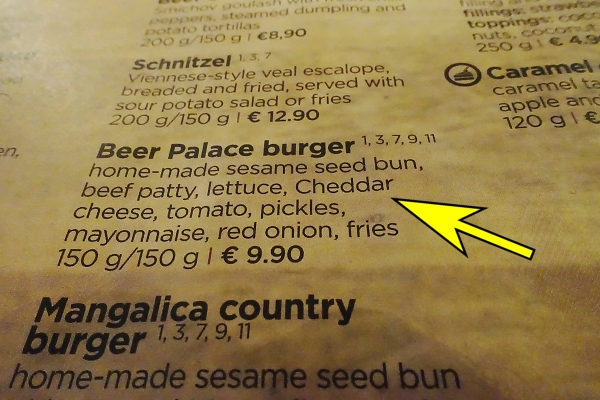 Questo è il menu con indicato l'hamburger della birreria Beer Palace di Bratislava in Slovacchia 